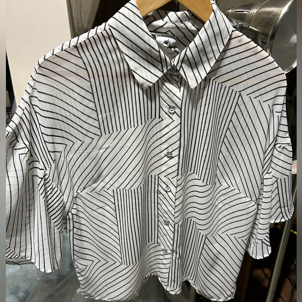 Cabi small white and black cropped blouse